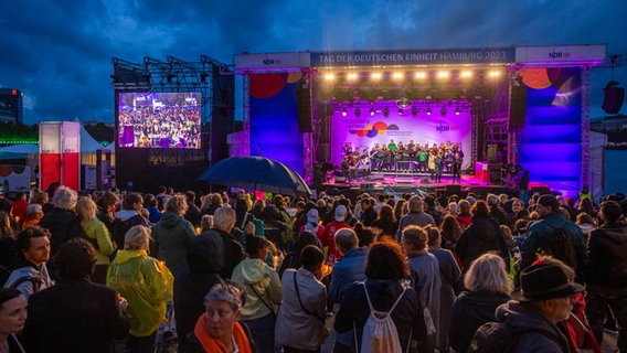 Zuschauerinnen und Zuschauer stehen vor der NDR Bühne am Jungfernstieg. © NDR Foto: Axel Herzig