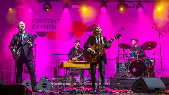 Musikerin Stefanie Hempel und ihre Band auf der NDR Bühne. © NDR Foto: Axel Herzig
