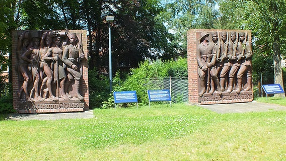 Die beiden Askari-Reliefs im "Tansania-Park" in Hamburg-Jenfeld © NDR.de Foto: Marc-Oliver Rehrmann