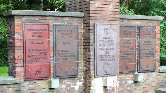 Die fünf Tafeln am Schutztruppen-Ehrenmal im "Tansania-Park" in Hamburg-Jenfeld © NDR.de Foto: Marc-Oliver Rehrmann