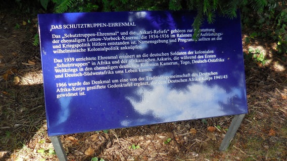 Auf einer Tafel ist die Geschichte des Schutztruppen-Ehrenmals im "Tansania-Park" in Hamburg-Jenfeld zu lesen. © NDR.de Foto: Marc-Oliver Rehrmann