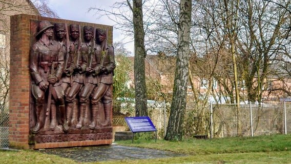 Das Askari-Relief im "Tansania-Park" in Hamburg-Jenfeld © NDR Foto: Michael Marek