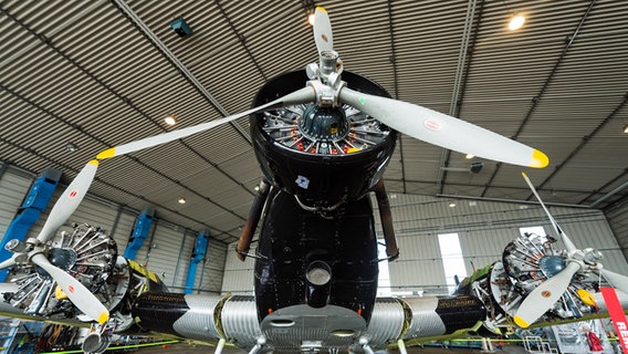 Das Traditionsflugzeug Ju 52 steht nach einer Reparatur im Hangar auf der Lufthansa Basis Hamburg. © dpa-Bildfunk Foto: Christophe Gateau