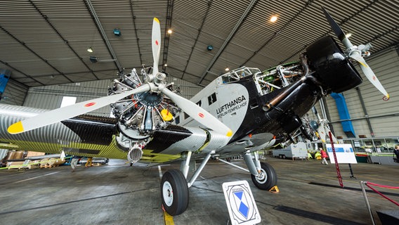 Das Traditionsflugzeug Ju 52 steht nach einer Reparatur im Hangar auf der Lufthansa Basis Hamburg. © dpa-Bildfunk Foto: Christophe Gateau