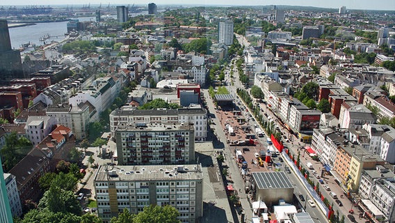 Blick von den "Tanzenden Türmen" auf die Reeperbahn, im Vordergrund die Esso-Häuser. © NDR.de Foto: Marc-Oliver Rehrmann