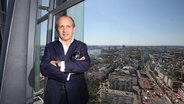 Der Architekt Hadi Teherani steht auf der obersten Etage der "Tanzenden Türme" auf der Hamburger Reeperbahn. © dpa-Bildfunk Foto: Bodo Marks