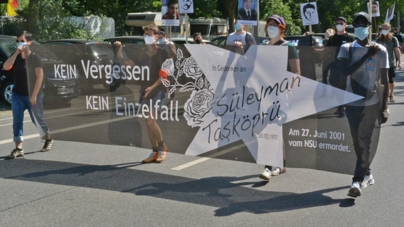 Demonstrationszug in Hamburg: Teilnehmer halten ein Banner mit der Aufschrift "Kein Vergessen, kein Einzelfall - in Gedenken an Süleyman Tasköprü" © NDR / Oliver Diedrich Foto: Oliver Diedrich