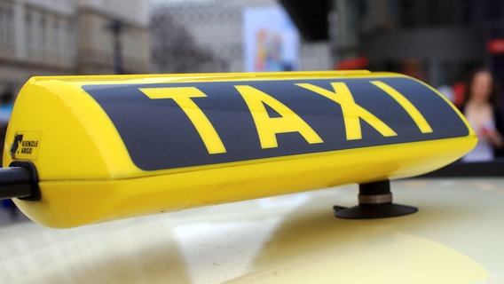 Das Schild von einem Taxi. © picture alliance/Jens Wolf/dpa-Zentralbild/dp Foto: Jens Wolf