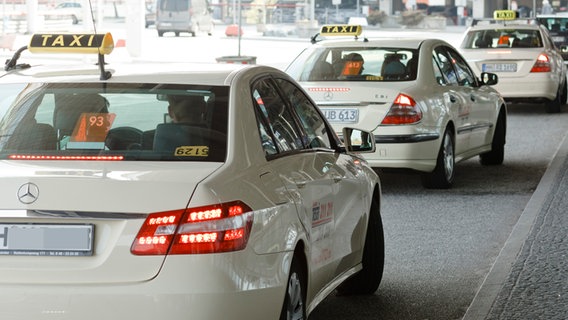 Taxis warten am Hamburger Flughafen. © picture alliance / dpa Themendienst Foto: Markus Scholz
