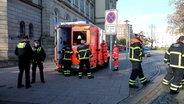 Ein Krankenwagen steht umgeben von Einsatzkräften am Unfallort. © TVNewsKontor 