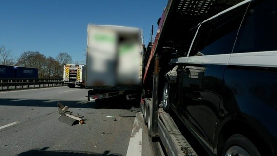 Zwei Lkw stehen auf einer Autobahn. © News5 