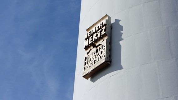 Auf einer Tafel am Hamburger Fernsehturm steht: Heinrich Hertz, dem Sohn der Stadt.  Foto: Marc-Oliver Rehrmann