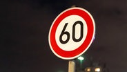 Eine Straßenschild zeigt ein Tempolimit von 60 km/h an. © IMAGO / Stefan Zeitz 
