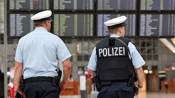 Zwei Bundespolizisten gehen durch ein Terminal im Hamburger Flughafen. © dpa Foto: Malte Christians