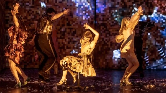 Ensemblemitglieder des Hamburger Thalia Theaters bei einer Szene des Stücks "Das mangelnde Licht" nach dem Roman von Nino Haratischwili. © picture alliance / dpa Foto: Markus Scholz