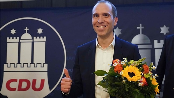 Der neue Landesvorsitzende Dennis Thering nach seiner Wahl auf dem Landesparteitag der CDU Hamburg in der Handwerkskammer. © Marcus Brandt/dpa 