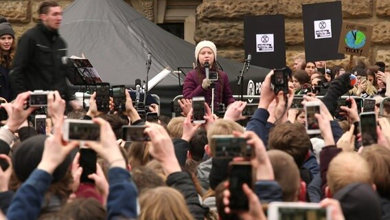 Klimaschutz-Aktivistin Greta Thunberg bei einer Demo auf dem Hamburger Rathausmarkt © Screenshot NDR 