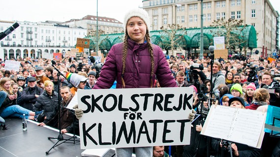 Greta Thunberg demonstriert auf dem Hamburger Rathausmarkt © picture alliance/dpa Foto: Daniel Bockwoldt