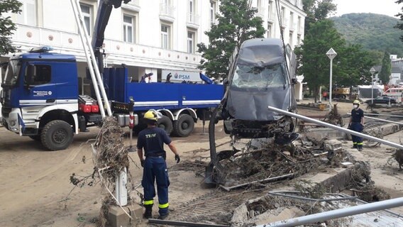 Einsatzkräfte aus dem THW-Landesverband Küste helfen im Ahrtal © THW LV Küste Foto: THW LV Küste