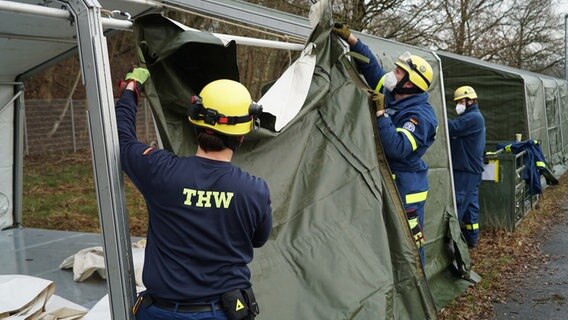 In Hamburg bauen Einsatzkräfte des THW auf einem Parkplatz am Volkspark eine provisorische Zeltstadt für geflüchtete Ukrainer aufgebaut. © rtn - radio tele nord Foto: Frank Bründel