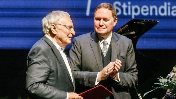 Der Schriftsteller Uwe Timm (l.) bekommt im Thalia Theater von hamburgs Kultursenator Carsten Brosda den an ihn verliehenen Lessing-Preis der Stadt Hamburg. © picture alliance / dpa Foto: Markus Scholz
