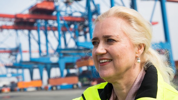 Angela Titzrath, Vorstandsvorsitzende der Hamburger Hafen und Logistik AG (HHLA), steht auf dem Gelände des Containerterminal Altenwerder. © picture alliance/dpa Foto: Christian Charisius