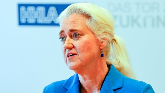 Angela Titzrath, Vorstandsvorsitzende der Hamburger Hafen und Logistik AG (HHLA), spricht bei einer Pressekonferenz. © picture alliance / dpa Foto: Axel Heimken