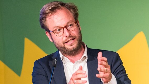 Anjes Tjarks (Grüne), Verkehrssenator von Hamburg, spricht während eines Landesausschusses seiner Partei. (Archivfoto) © picture alliance/dpa Foto: Daniel Bockwoldt