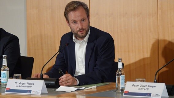 Hamburgs Verkehrssenator, Anjes Tjarks (Grüne) spricht während einer Landespressekonferenz nach einer Senatssitzung zum neuen S-Bahntunnel. © Franziska Spiecker/dpa Foto: Franziska Spiecker