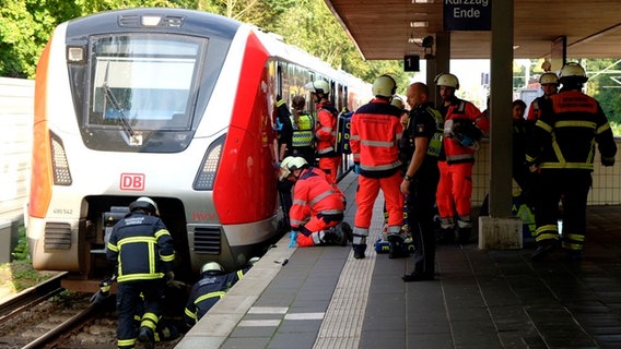 Rettungskräfte bergen einen tödlich verunglückten Mann am S-Bahnhof Nettelnburg. © Hamburg-News 