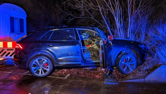 Ein Auto mit mehreren Einschüssen steht im  Hamburger Stadtteil Tonndorf. © HamburgNews Foto: Christoph Seemann