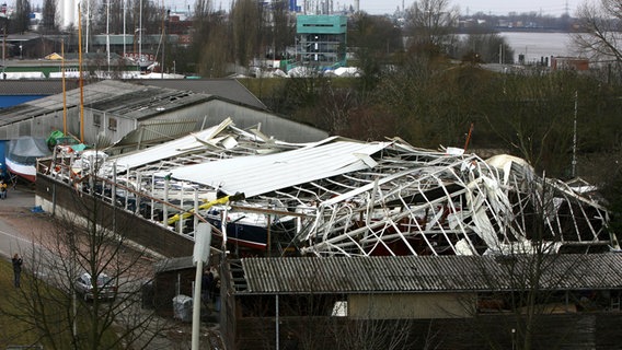 Durch einen Tornado zerstörte Bootshalle in Hamburg-Harburg. © dpa 