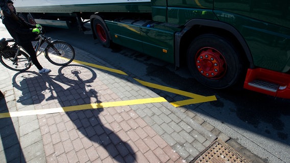 Mit Klebestreifen ist auf einem Radweg ein "toter Winkel" markiert. © dpa Picture Alliance Foto: Friso Gentsch