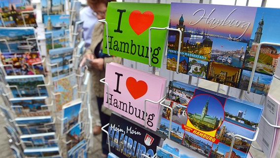 Postkarten mit Hamburg-Motiven in einem Postkartenständer. © dpa Foto: Marcus Brandt