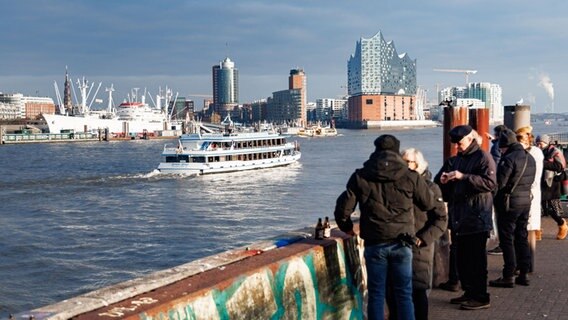 Touristen blicken in Hamburg auf die Elbe. © picture alliance/dpa Foto: Markus Scholz
