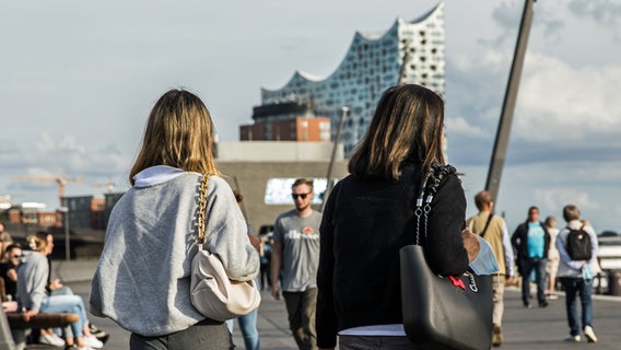 Touristinnen schauen sich in der Nähe der Elbphilharmonie um. © picture alliance / Eibner-Pressefoto Foto: Eibner-Pressefoto