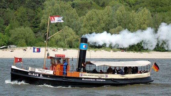 Das Museumsschiff "Claus D." fährt mit Gästen an Bord am Hamburger Elbstrand vorbei. © Museumshafen Oevelgönne 