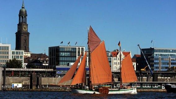 Das Museumsschiff "Johanna" fährt  mit gesetzten Segeln durch den Hamburger Hafen. © Stiftung Hamburg Maritim 