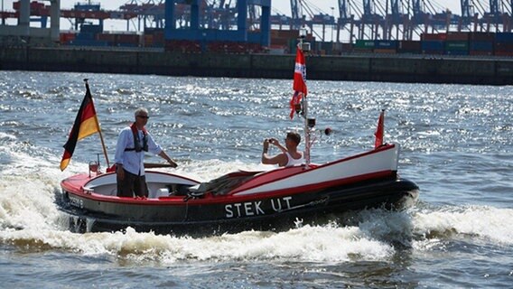 Das Festmacherboot "Stek Ut" fährt durch den Hamburger Hafen. © Museumshafen Oevelgönne 