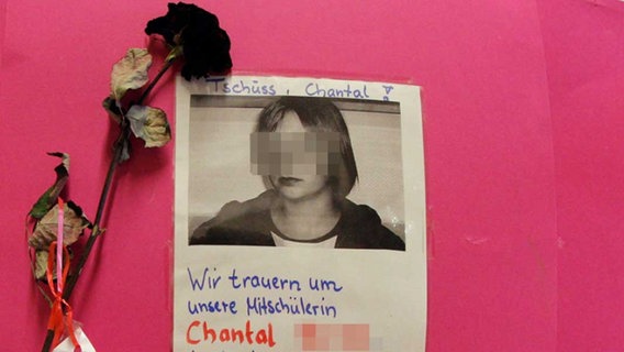 Auf einem Bild steht: Wir trauern um unsere Mitschülerin Chantal © dpa Foto: Markus Scholz, dpa