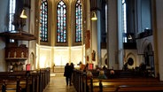 Die ökomenische Gedenkfeier in der Hauptkirche St. Petri in Hamburg. © NDR Foto: Screenshot