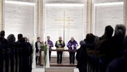 Die ökomenische Gedenkfeier in der Hauptkirche St. Petri in Hamburg. © picture alliance / dpa Foto: Marcus Brandt