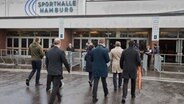Trauergäste kommen zur Gedenkveranstaltung der Zeugen Jehovas für die Opfer des Amoklaufs in die Alsterdorfer Sporthalle in Hamburg. © picture alliance / dpa Foto: Georg Wendt