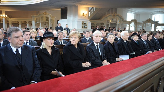 Prominente Gäste der Trauerfeier für Loki Schmidt am 1.11.2010 im Hamburger Michel © dpa Foto: Marcus Brandt