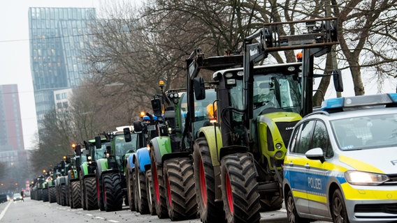 Landwirtinnen und Landwirte stehen mit Traktoren in der Hamburger Innenstadt und protestieren gegen die von der Ampel-Koalition geplante Streichung von Steuervergünstigungen für die Landwirtschaft. © Daniel Bockwoldt/dpa Foto: Daniel Bockwoldt