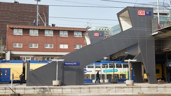 Die neue Fußgängertreppe an Bahnsteig Gleis 11/12 am Hamburger Hauptbahnhof. © picture alliance / dpa Foto: Georg Wendt