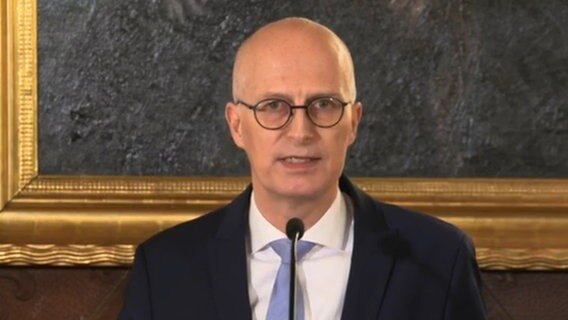 Bürgermeister Peter Tschentscher gibt im Hamburger Rathaus ein Statement ab. © NDR 