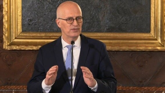 Bürgermeister Peter Tschentscher gibt im Hamburger Rathaus ein Statement ab. © NDR 