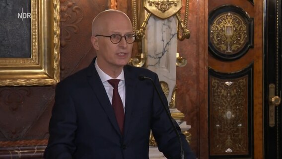 Peter Tschentscher (SPD), Hamburgs Erster Bürgermeister, spricht im Hamburger Rathaus. © NDR Foto: Screenshot