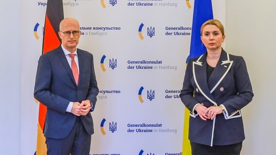 Hamburgs Erster Bürgermeister Peter Tschentscher (SPD) und Iryna Tybinka, die ukrainische Generalkonsulin, blicken in die Kamera. © picture alliance/dpa Foto: Ulrich Perrey